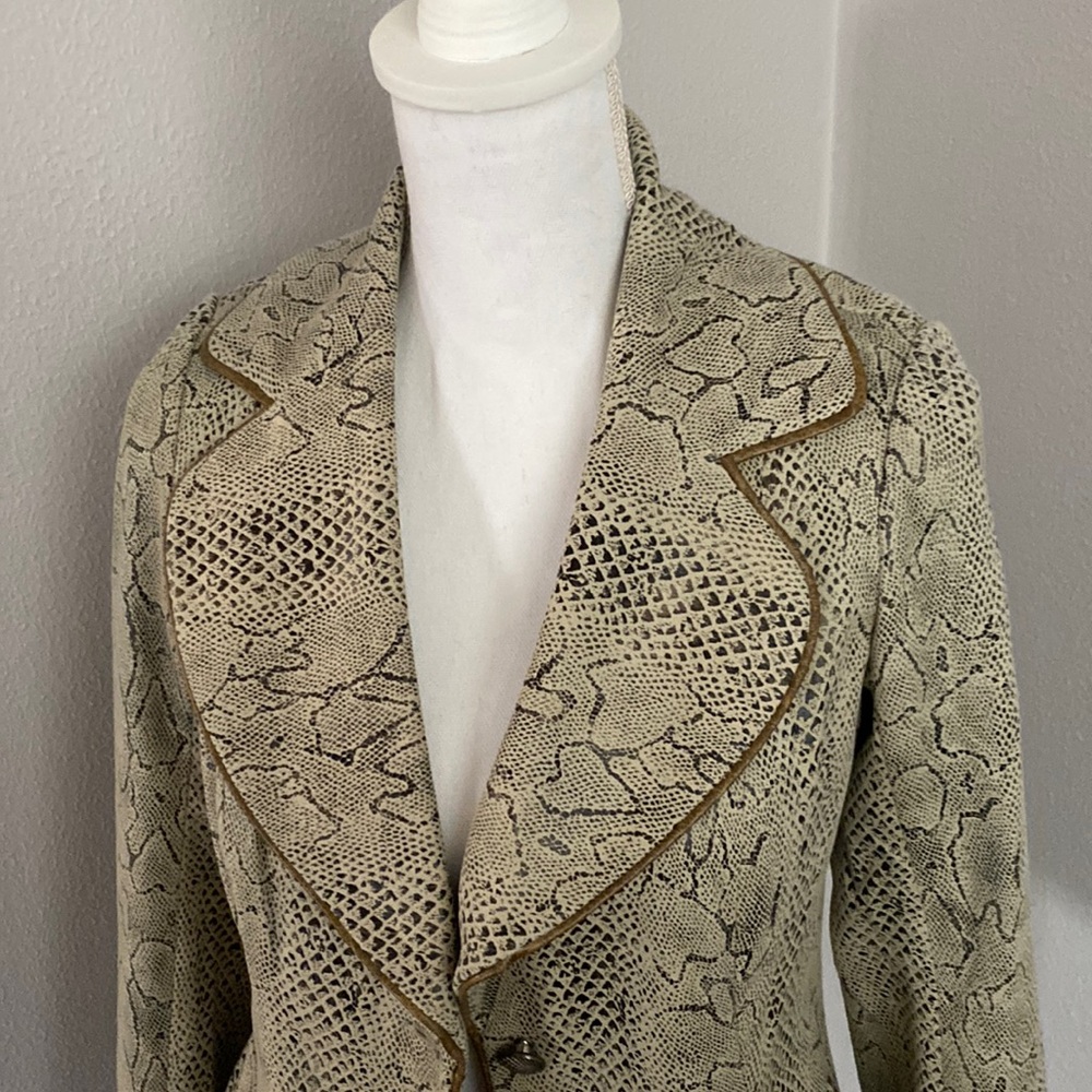 Too cute to part with. This Cristina jacket is very comfortable.